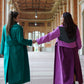 Zwei Schwestern, die einen grünen und einen rosa langen Mantel von der Slow Fashion Brand Lola Tong tragen.