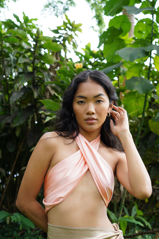 Apricot Seidenschal als Top von Lola Tong getragen von Model aus Hawaii.