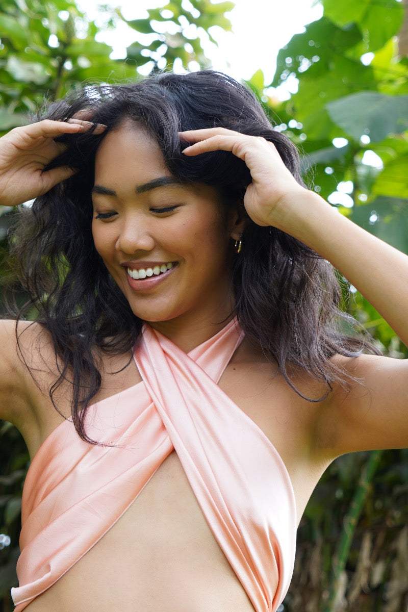 Model aus Hawaii mit Apricot Seidenschal als Top von Lola Tong. 